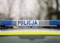 Samochód wjechał w ogrodzenie na Górnej. Do jego zatrzymania policjanci musieli użyć broni