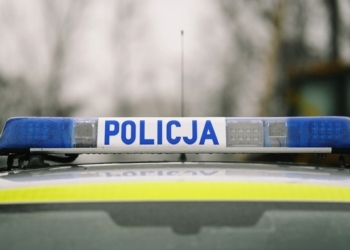 Samochód wjechał w ogrodzenie na Górnej. Do jego zatrzymania policjanci musieli użyć broni