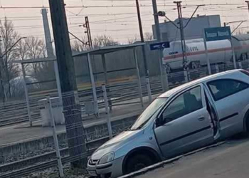 Niecodzienny widok na dworcu w Tomaszowie Mazowieckim. Kierująca oplem pomyliła biegi