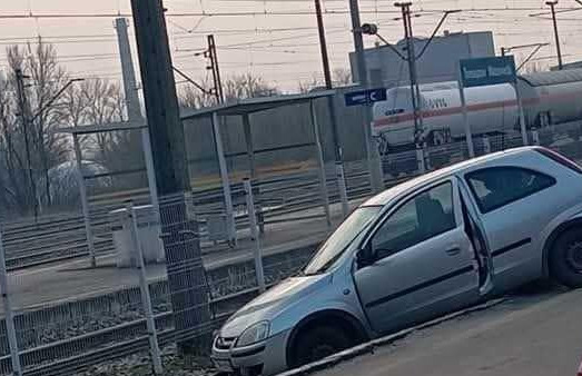 Niecodzienny widok na dworcu w Tomaszowie Mazowieckim. Kierująca oplem pomyliła biegi