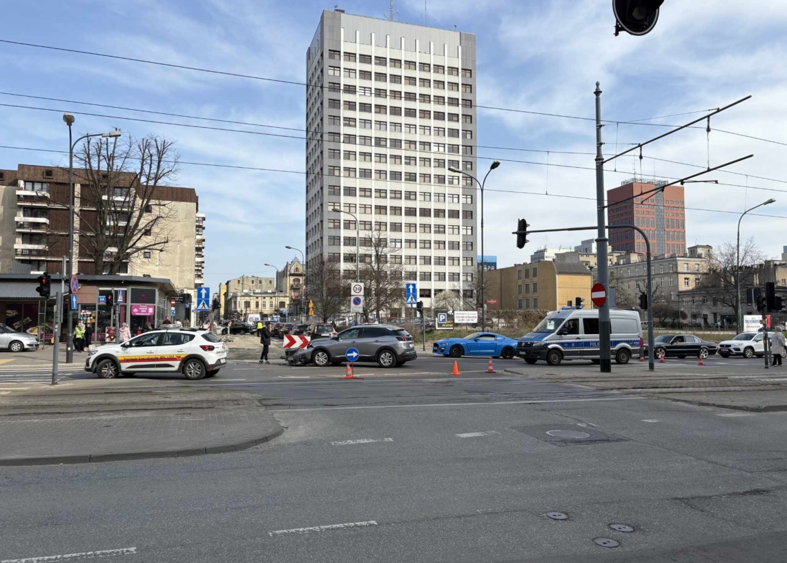 Utrudnienia w centrum Łodzi. Kolizja u zbiegu Zamenhofa i Kościuszki [ZDJĘCIA]