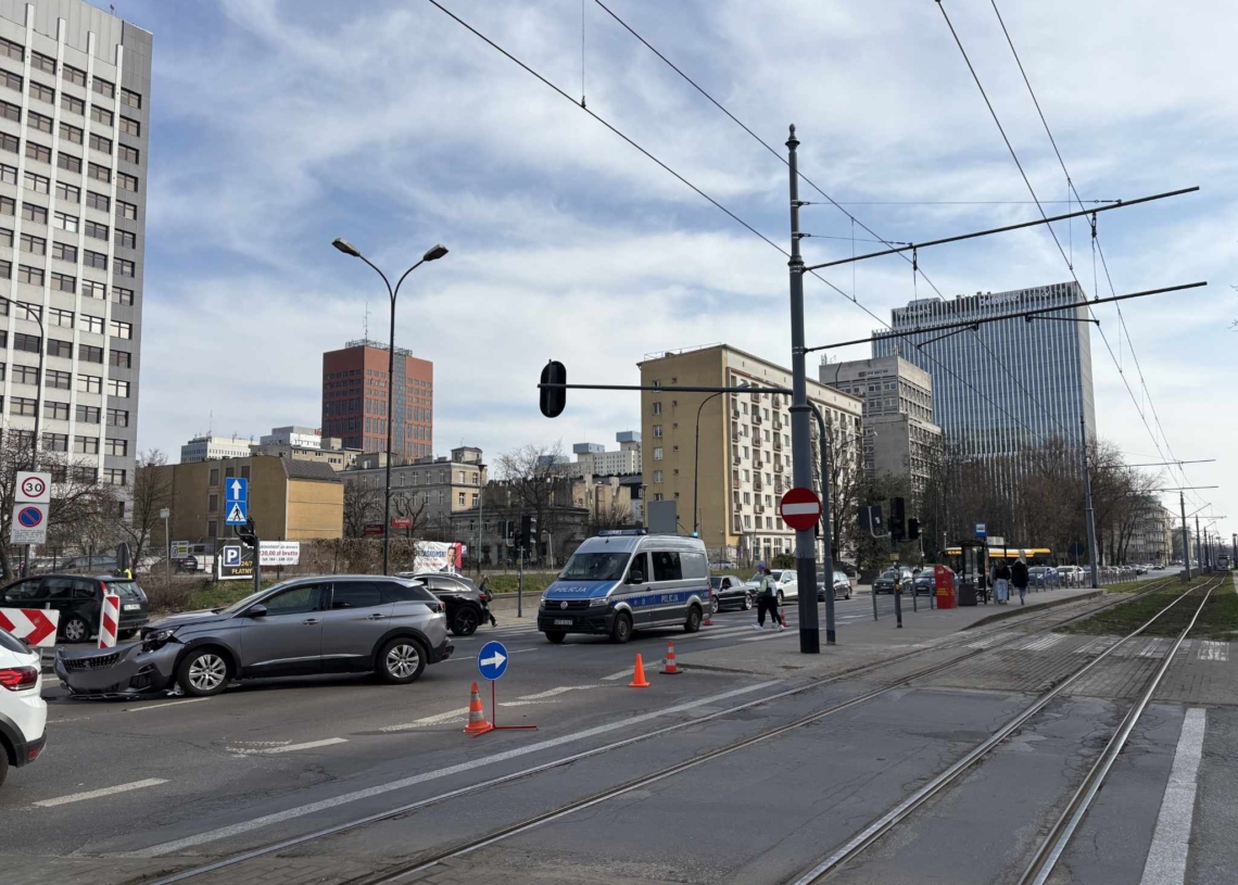 Utrudnienia w centrum Łodzi. Kolizja u zbiegu Zamenhofa i Kościuszki [ZDJĘCIA]