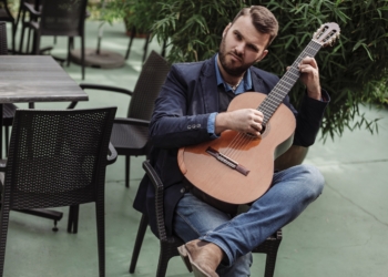Z klasyką w tle. Łukasz Kuropaczewski – wirtuoz gitary, mistrz kuchni [PODCAST]