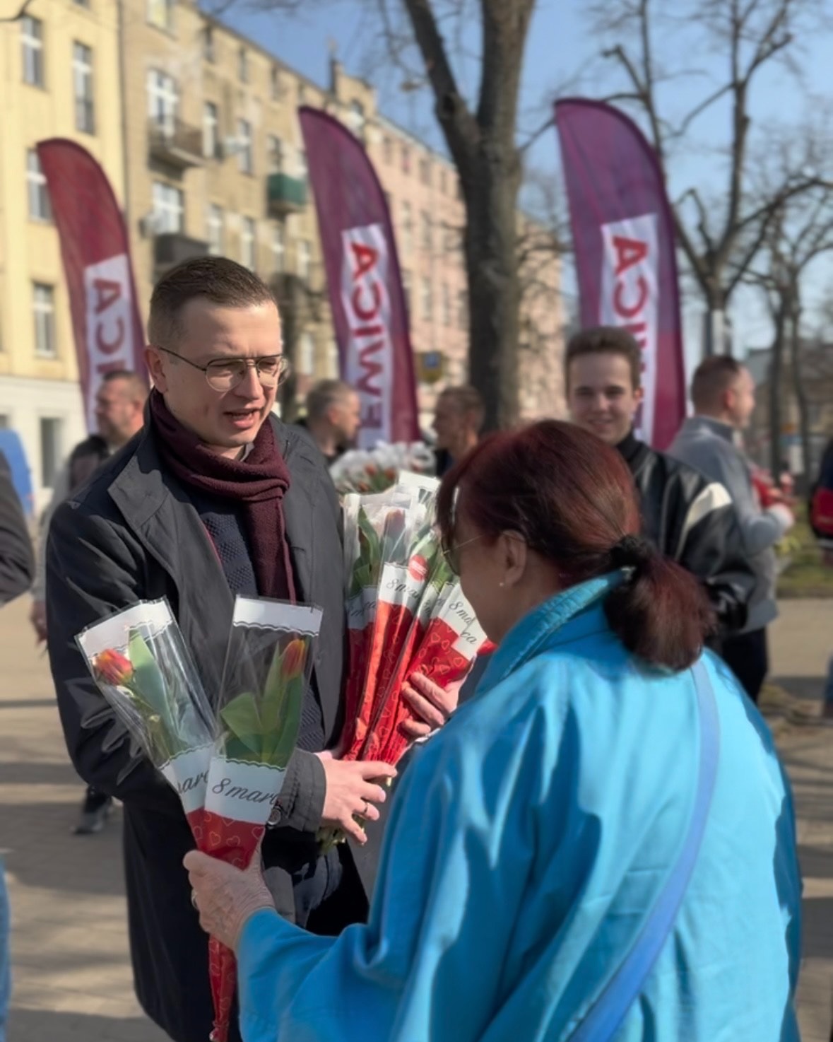 Dzień Kobiet 2025. Kwiaty od Lewicy