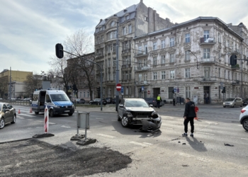 Utrudnienia w centrum Łodzi. Kolizja u zbiegu Zamenhofa i Kościuszki [ZDJĘCIA]