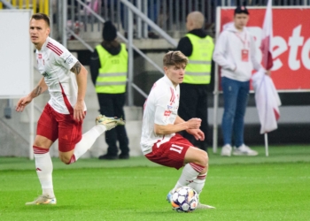 Mecz sąsiadów w tabeli, których dzieli ich niemal przepaść. ŁKS Łódź powalczy o kolejne zwycięstwo?
