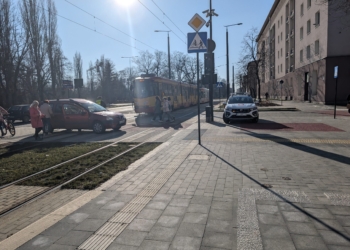 Utrudnienia na Wojska Polskiego w Łodzi. Samochód zderzył się z tramwajem [ZDJĘCIA]