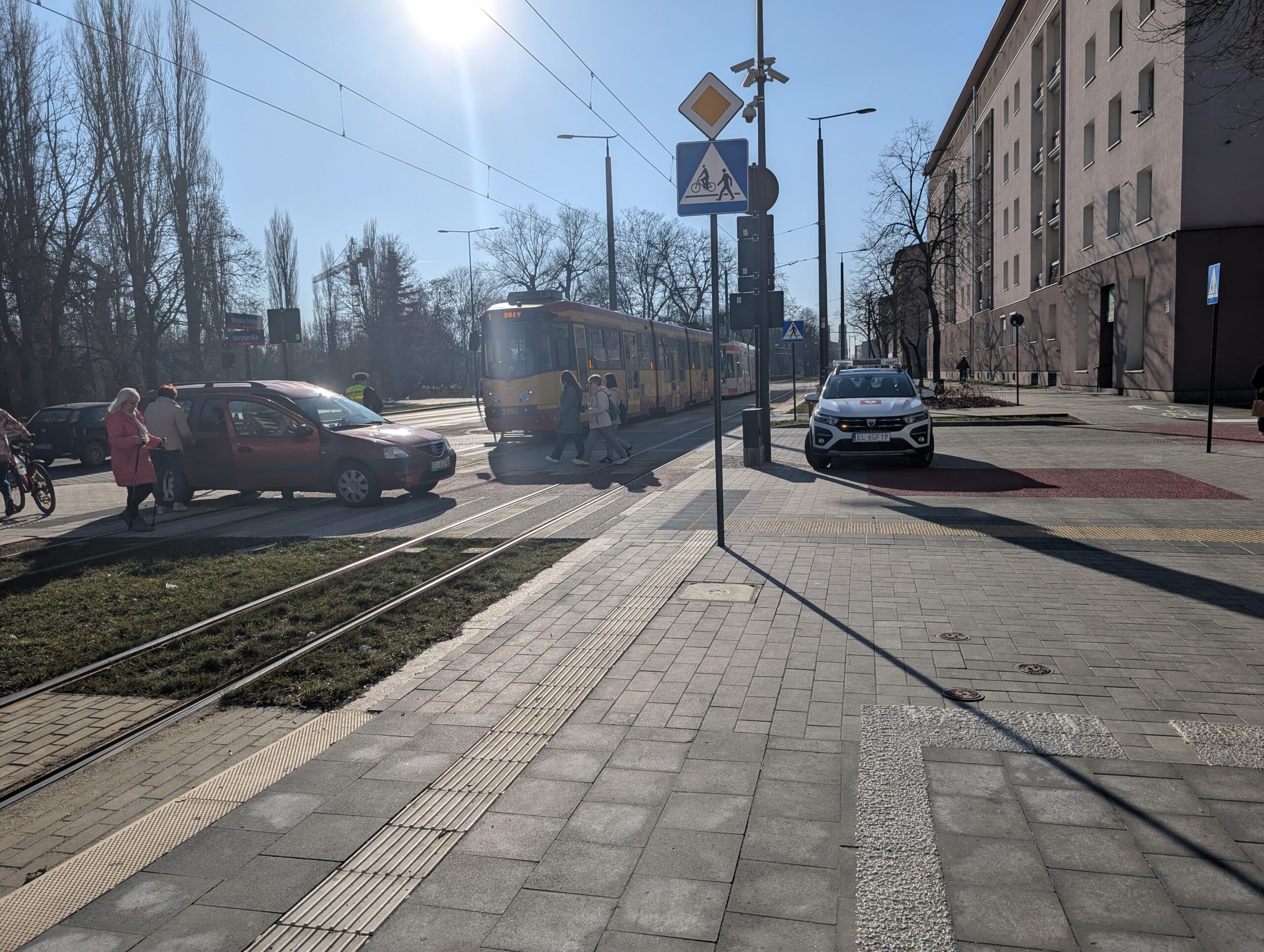 Utrudnienia na Wojska Polskiego w Łodzi. Samochód zderzył się z tramwajem [ZDJĘCIA]