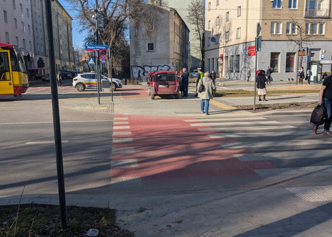 Utrudnienia na Wojska Polskiego w Łodzi. Samochód zderzył się z tramwajem [ZDJĘCIA]