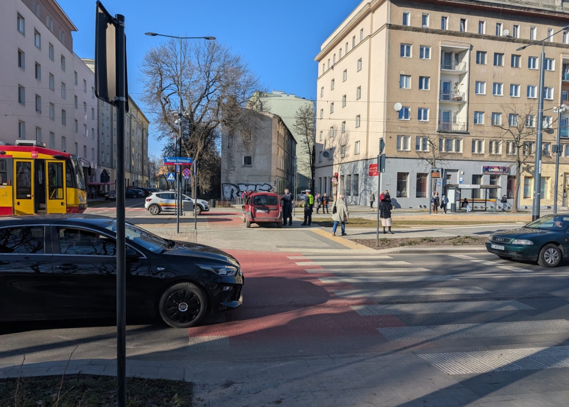Utrudnienia na Wojska Polskiego w Łodzi. Samochód zderzył się z tramwajem [ZDJĘCIA]
