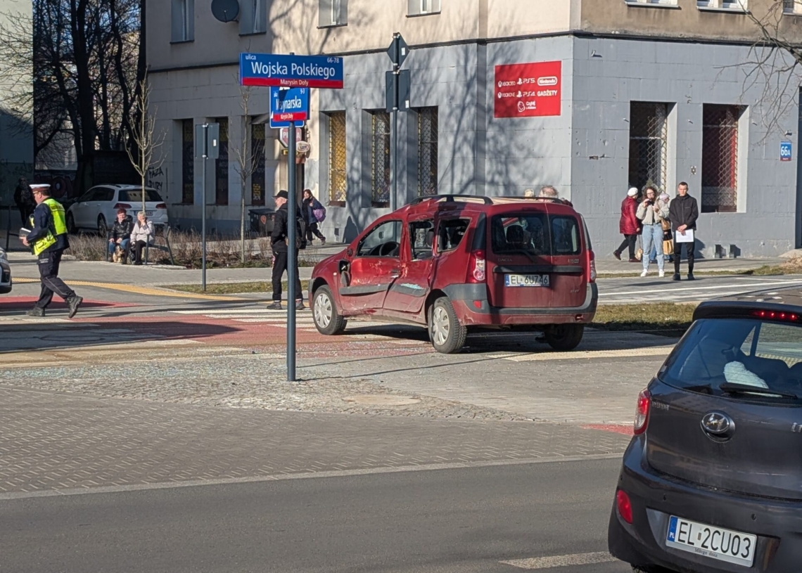Utrudnienia na Wojska Polskiego w Łodzi. Samochód zderzył się z tramwajem [ZDJĘCIA]