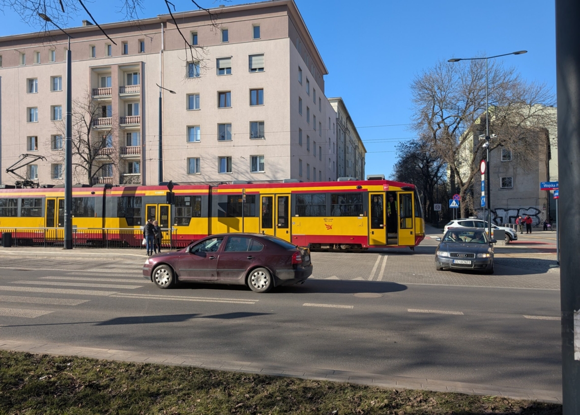 Utrudnienia na Wojska Polskiego w Łodzi. Samochód zderzył się z tramwajem [ZDJĘCIA]
