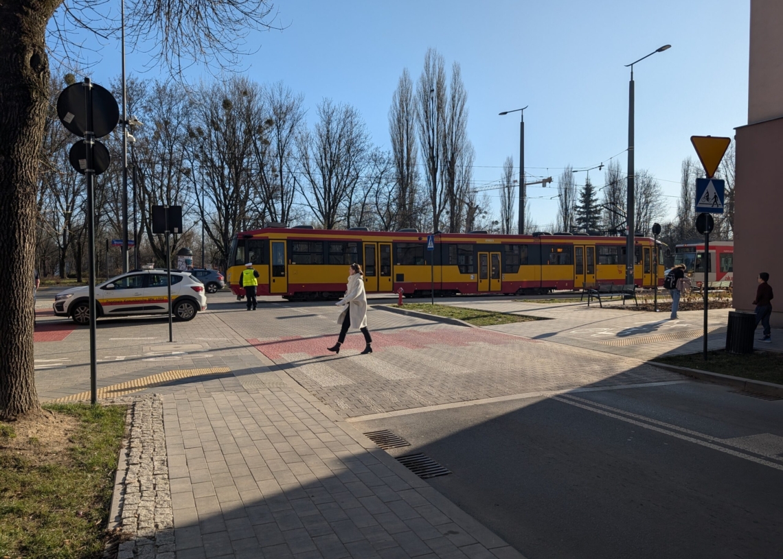 Utrudnienia na Wojska Polskiego w Łodzi. Samochód zderzył się z tramwajem [ZDJĘCIA]