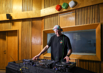 Dużo muzyki elektronicznej, mixy na żywo w Radiu Łódź. Startuje Transmisja Kamila Ginglasa