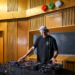 Dużo muzyki elektronicznej, mixy na żywo w Radiu Łódź. Startuje Transmisja Kamila Ginglasa