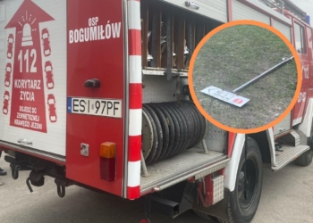 Strażacy z OSP Bogumiłów padli ofiarą złodziei i wandali. Wyłamali bramę przy użyciu... znaku drogowego