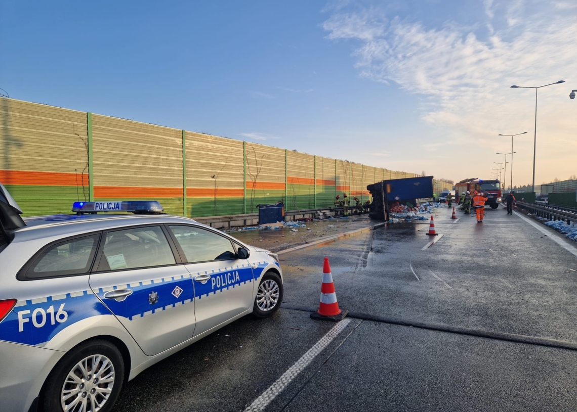 Rozbita ciężarówka na S8. Przejazd przez kilka godzin utrudniały plastikowe butelki 1 Rozbita ciężarówka na S8. Przejazd utrudniają plastikowe butelki