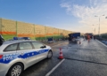 Rozbita ciężarówka na S8. Przejazd utrudniają plastikowe butelki