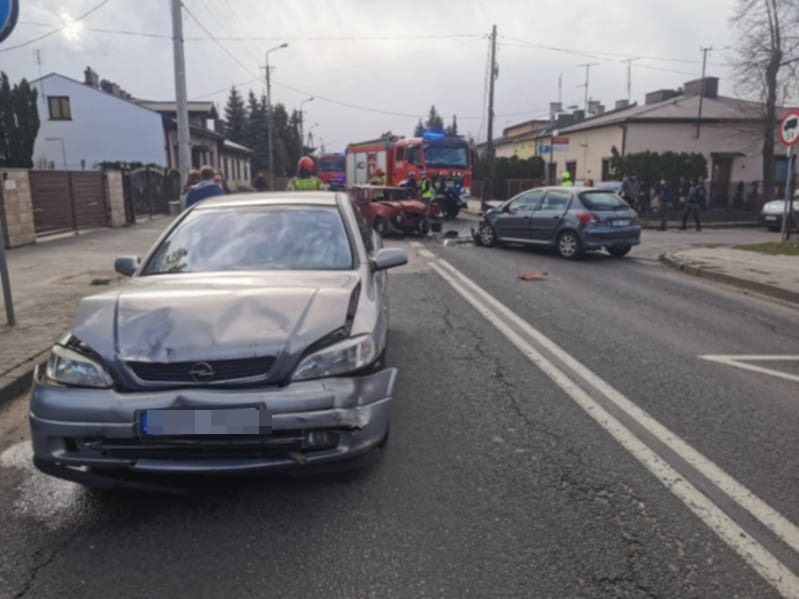 Wypadek w Radomsku. 3 rozbite samochody na DK42 2 Wypadek w Radomsku