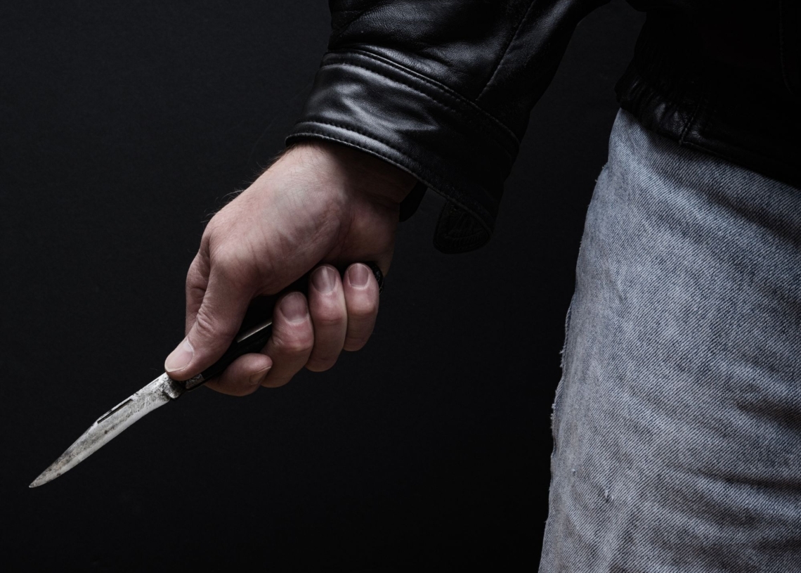 Nożownik w skierniewickiej komendzie. 26-latek groził policjantom śmiercią 1 Nożownik w skierniewickiej komendzie. 26-latek groził policjantom śmiercią