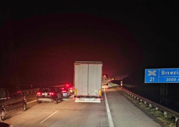 Wypadek na autostradzie A1. Dachował samochód, są ranni