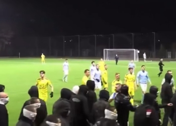 Zamaskowani kibole Legii przerwali mecz w Skierniewicach. Skandaliczne sceny w 3. lidze