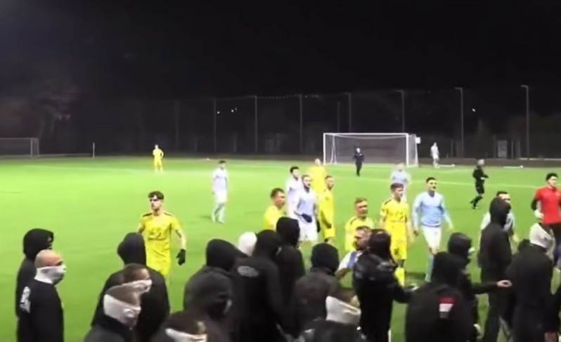 Zamaskowani kibole Legii przerwali mecz w Skierniewicach. Skandaliczne sceny w 3. lidze