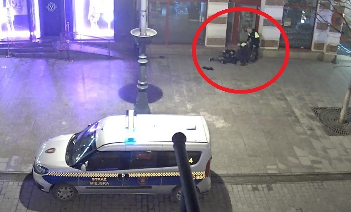 Śpioch z Piotrkowskiej. Drzemał na chodniku, miał przy sobie narkotyki 1 Śpioch z Piotrkowskiej. Drzemał na chodniku, miał przy sobie narkotyki