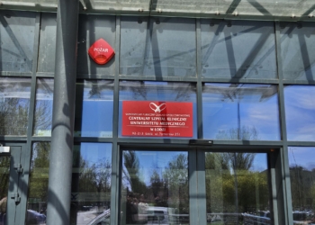 Niemowlę porzucone w foliówce na Bałutach. Policjanci odnaleźli matkę dziewczynki
