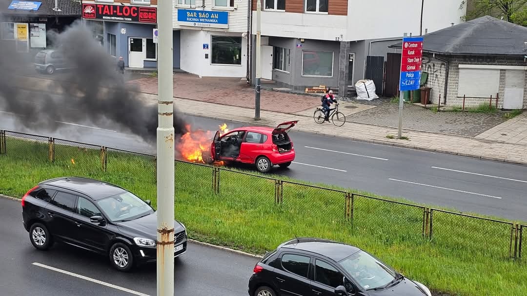 Pożar samochodu przy Rzgowskiej w Łodzi. Pojazd spłonął doszczętnie 1 Pożar samochodu na Rzgowskiej w Łodzi. Auto spłonęło doszczętnie