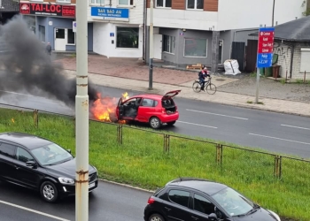 Pożar samochodu na Rzgowskiej w Łodzi. Auto spłonęło doszczętnie