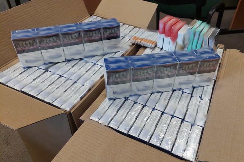 1011 paczek nielegalnych papierosów i 1,72 grama środków odurzających. Akcja KAS przy ulicy Rojnej w Łodzi