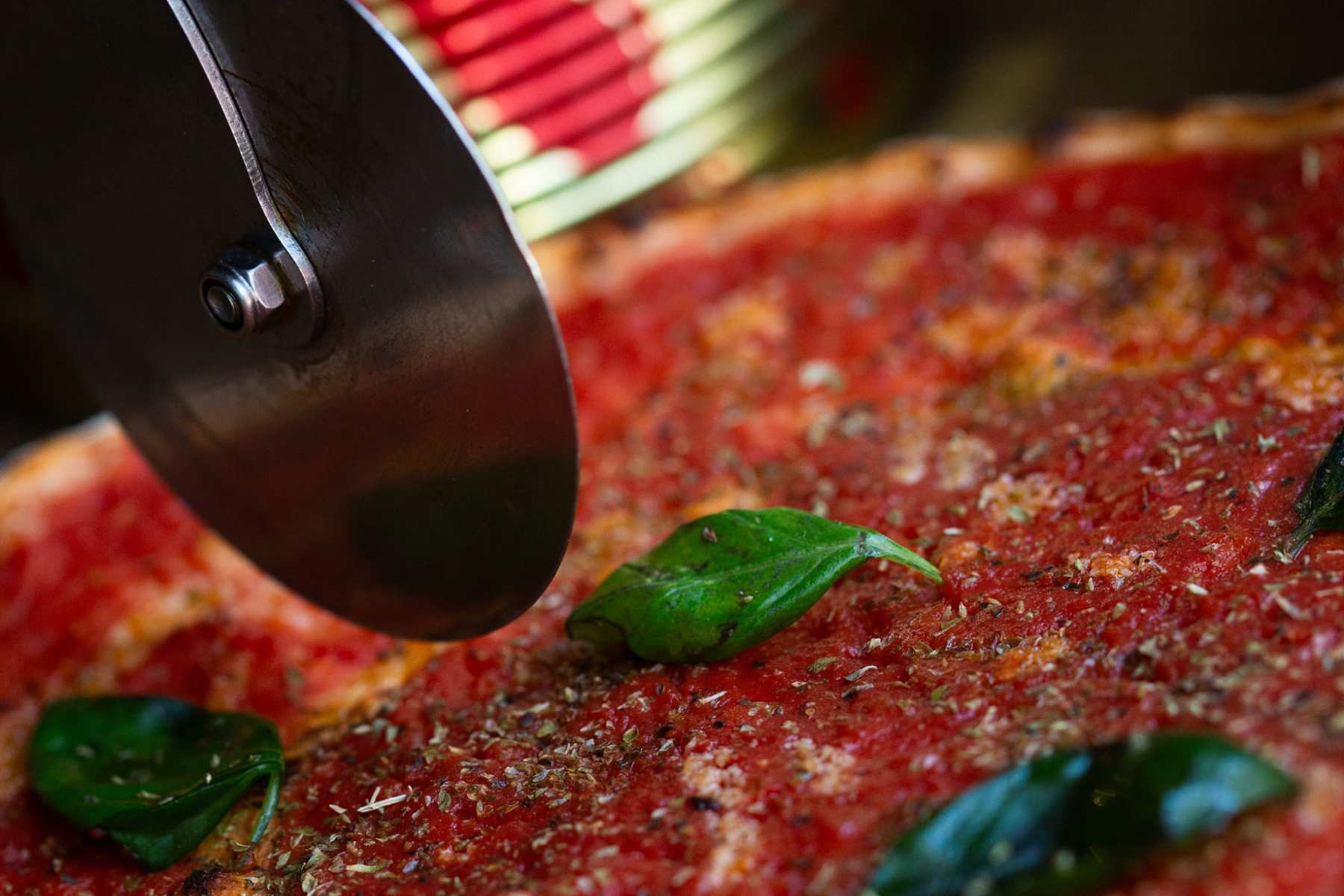 Czym się różni pizza tonda romana od neapolitany?