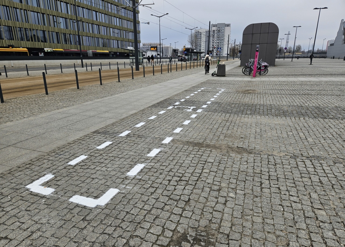 Skończy się problem porzuconych hulajnóg? Powstają specjalne parkingi [ZDJĘCIA]