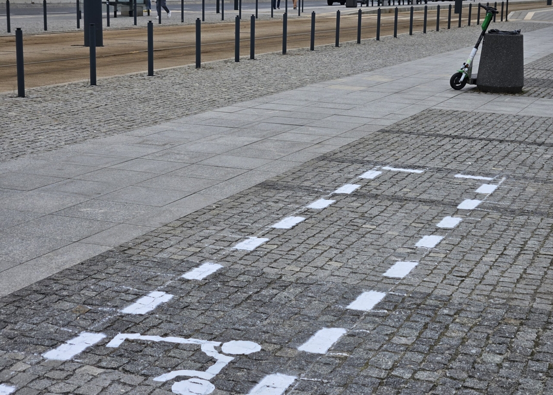 Skończy się problem porzuconych hulajnóg? Powstają specjalne parkingi [ZDJĘCIA]