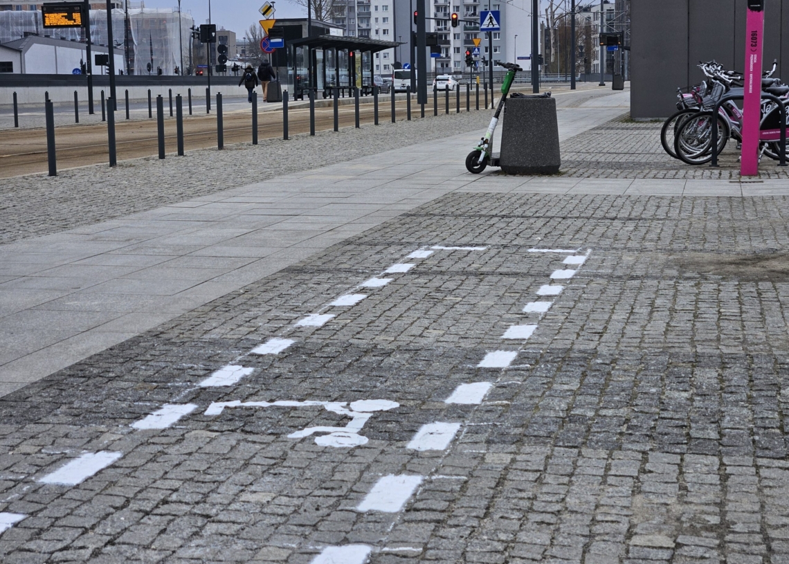 Skończy się problem porzuconych hulajnóg? Powstają specjalne parkingi [ZDJĘCIA]