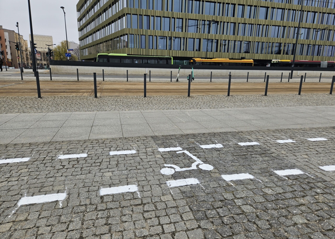 Skończy się problem porzuconych hulajnóg? Powstają specjalne parkingi [ZDJĘCIA]