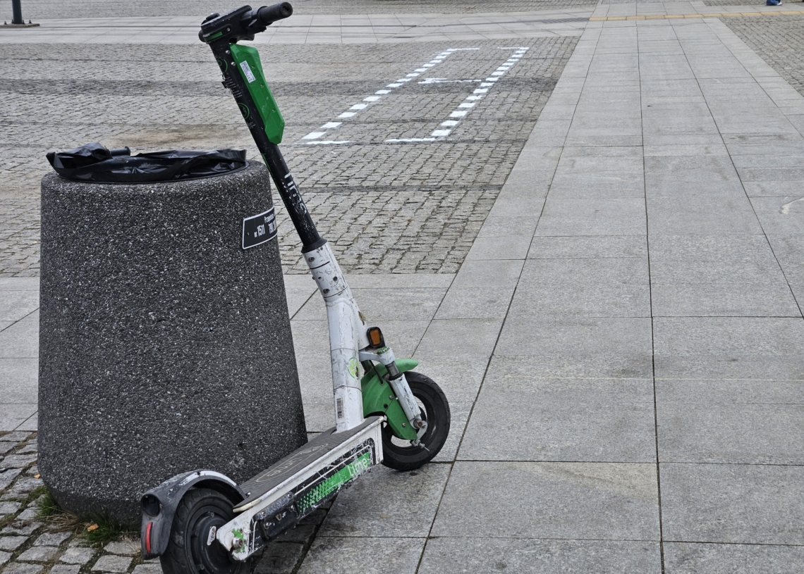 Skończy się problem porzuconych hulajnóg? Mają powstać specjalne parkingi