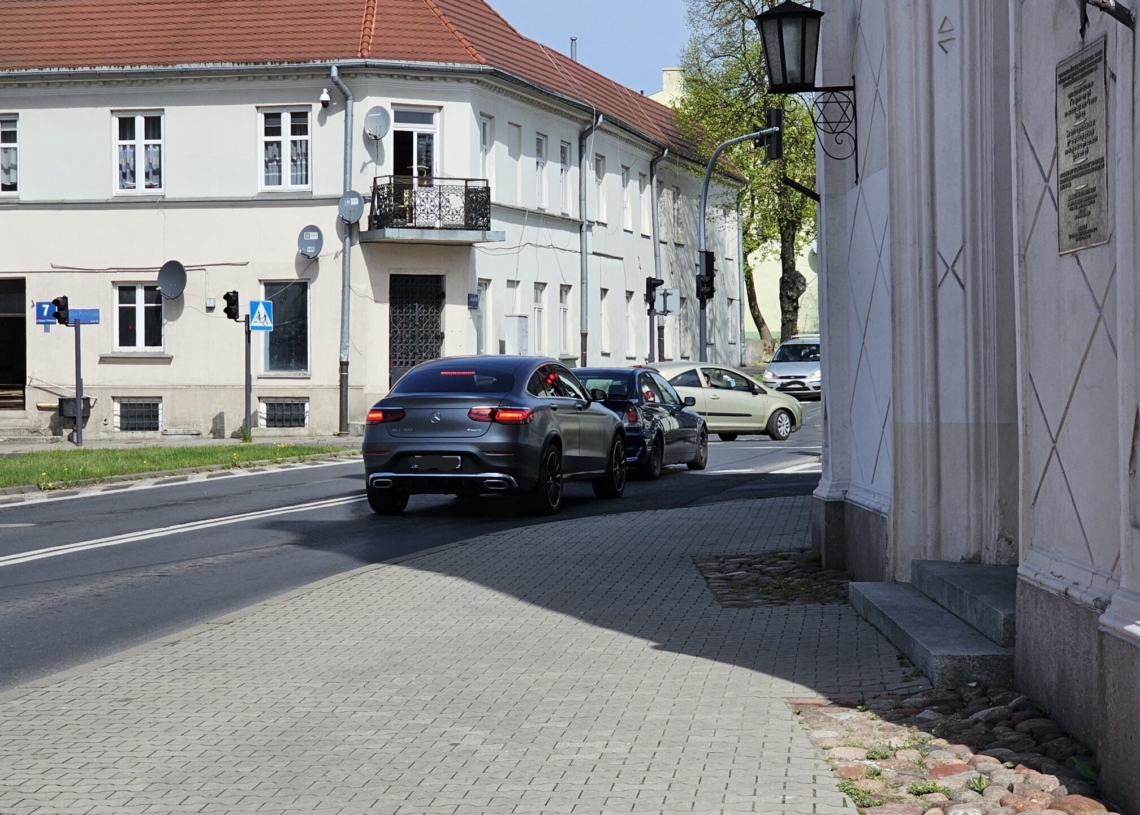 Problemy z sygnalizacją świetlną na jednym z piotrkowskich skrzyżowań. „To zielone światło jest tu króciutko”