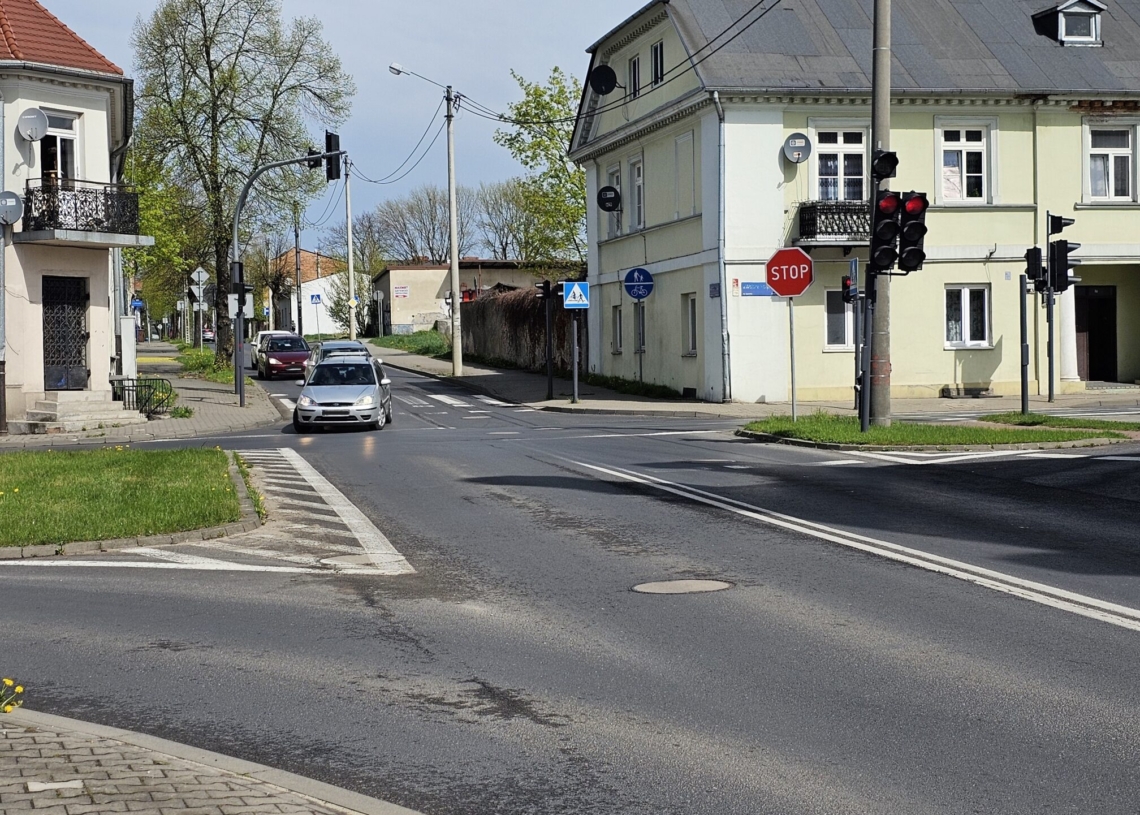 Problemy z sygnalizacją świetlną na jednym z piotrkowskich skrzyżowań. „To zielone światło jest tu króciutko”
