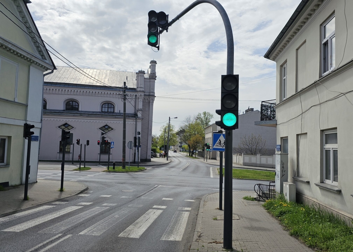 Problemy z sygnalizacją świetlną na jednym z piotrkowskich skrzyżowań. „To zielone światło jest tu króciutko”