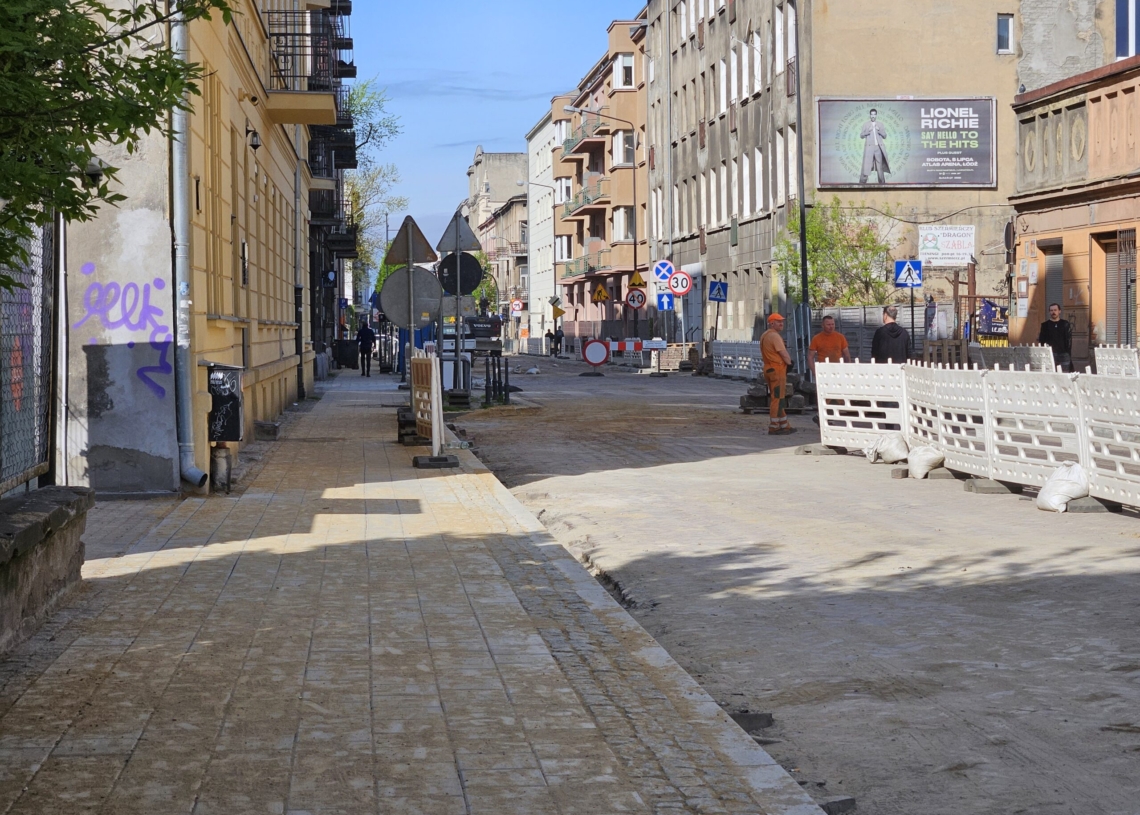 Remontu Jaracza ciąg dalszy. Trwa rozbiórka starej jezdni, zamknięty fragment od POW do Kilińskiego [ZDJĘCIA]