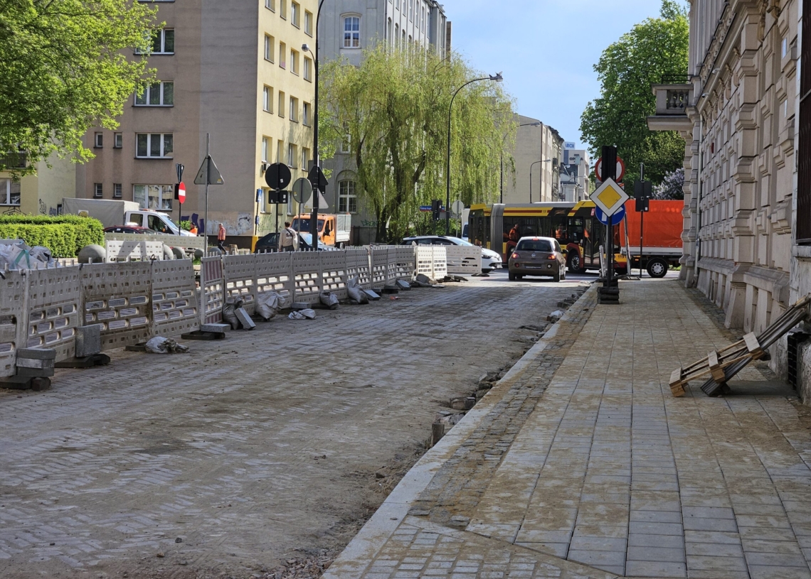 Remontu Jaracza ciąg dalszy. Trwa rozbiórka starej jezdni, zamknięty fragment od POW do Kilińskiego [ZDJĘCIA]