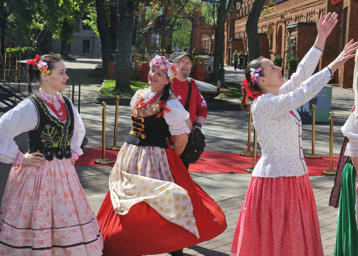 Celebracja Dnia Włókniarza na rynku Manufaktury. Tańce, śpiewy i wystawa fotograficzna