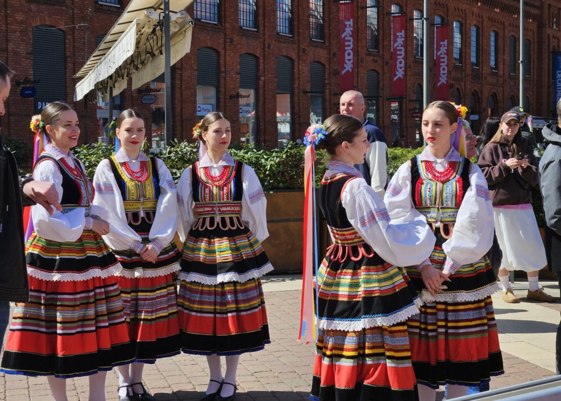 Celebracja Dnia Włókniarza na rynku Manufaktury. Tańce, śpiewy i wystawa fotograficzna