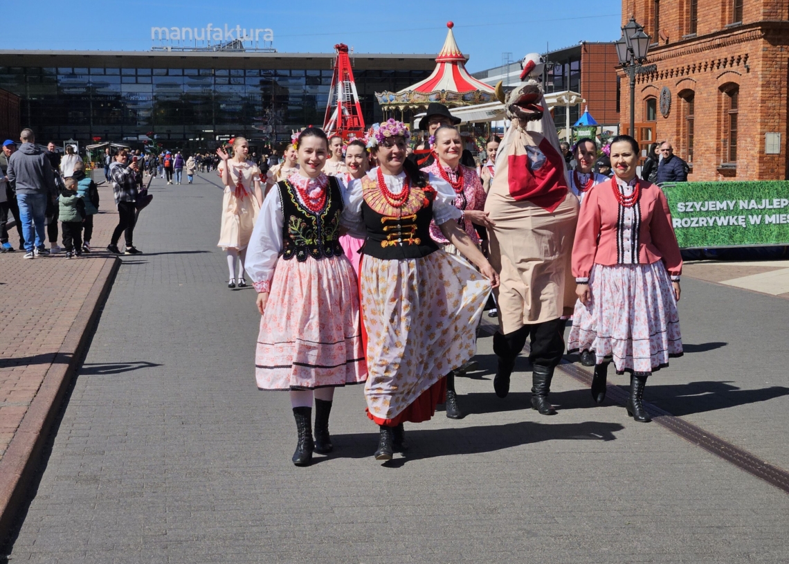 Celebracja Dnia Włókniarza na rynku Manufaktury. Tańce, śpiewy i wystawa fotograficzna