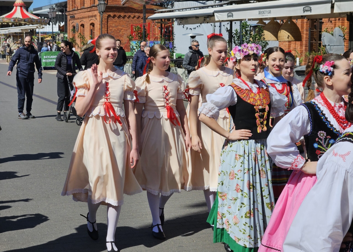 Celebracja Dnia Włókniarza na rynku Manufaktury. Tańce, śpiewy i wystawa fotograficzna