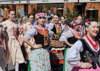 Celebracja Dnia Włókniarza na rynku Manufaktury. Tańce, śpiewy i wystawa fotograficzna
