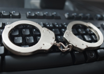 Oskarżony o posiadanie i rozpowszechnianie pornografii dziecięcej 45-latek usłyszał zarzuty
