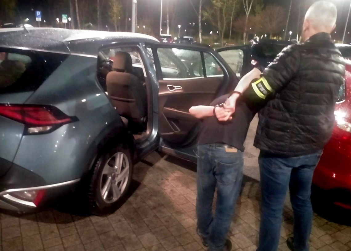 Włamali się do supermarketu w Rawie Mazowieckiej. Wpadli podczas... oglądania meczu